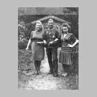 022-0381 Goldbach ca.1943.. Geschwister Heymuth von links Anneliese, geb. 08.06.1918, Wilhelm, geb. 26.11.1914, Renate, geb. 12.05.1924.jpg